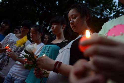 &nbsp;Students light candles to mourn the death of Wang Jialin and Ye Mengyuan, two young girls killed in a crash landing of an Asiana Airlines Boeing 777 at San Francisco airport, in Jiangshan City, east China's Zhejiang Province, July 8, 2013. Local residents gathered at Xujiang Park in Jiangshan to show their grief to the 17-year-old Wang and 16-year-old Ye, who were students from Jiangshan High School. (Xinhua/Han Chuanhao)