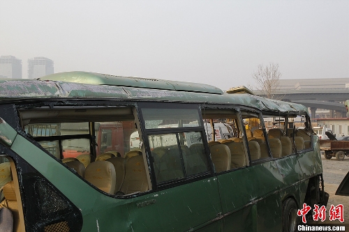 Most of the casualties in a fatal bus collision in central China's Henan Province on Thursday have been confirmed as employees of Foxconn, the world's largest electronics contractor. The accident happened at 8:22 a.m., when two passenger buses collided in Zhengzhou, capital of Henan, killing seven people and injuring at least 20 others, according to sources with the Zhengzhou Municipal Public Security Bureau. (Photo Source: chinanews.com)