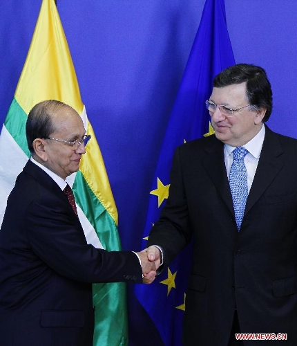 European Commission President Jose Manuel Barroso (R) greets Myanmar President U Thein Sein at EU headquarters in Brussels, capital of Belgium, March 5, 2013. (Xinhua/Zhou Lei) 