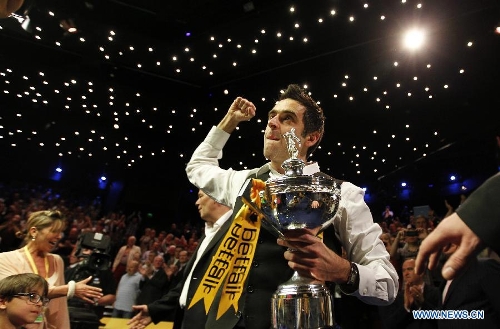 Ronnie O'Sullivan of England celebrates during the awarding ceremony for 2013 World Snooker Championship at the Crucible Theatre in Sheffield, Britain, May 6, 2013. Ronnie O'Sullivan sealed his fifth world title by defeating Barry Hawkins of England with 18-12 in the final. (Xinhua/Wang Lili) 