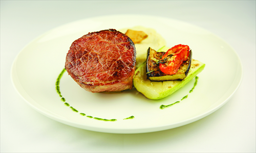 Tenderloin Medallion with grilled vegetables and mashed potatoes Photos: Courtesy of Che Diego! 