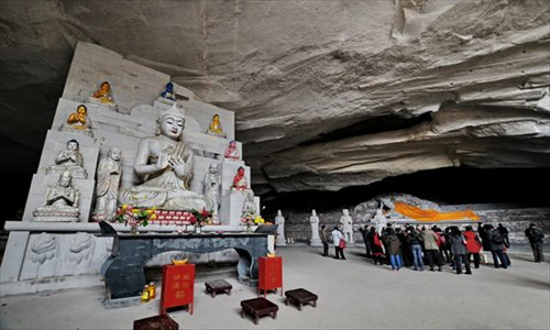Inset: Statues of Buddhas at the Ci'en Temple in East China's Zhejiang Province Photo: courtesy of the Ci'en Temple