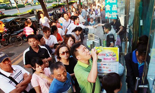 Parents line up in front of a book shop in Dongcheng district, Beijing, to purchase recommended study-related supplementary books on September 3, following the start of the new semester for public school students. Photo: CFP 