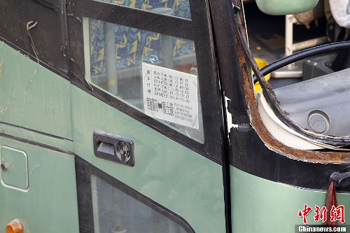 Most of the casualties in a fatal bus collision in central China's Henan Province on Thursday have been confirmed as employees of Foxconn, the world's largest electronics contractor. The accident happened at 8:22 a.m., when two passenger buses collided in Zhengzhou, capital of Henan, killing seven people and injuring at least 20 others, according to sources with the Zhengzhou Municipal Public Security Bureau. (Photo Source: chinanews.com)