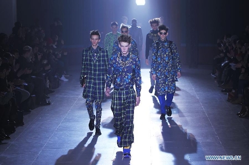 Models display creations by Japanese designer Arashi Yanagawa for the label John Lawrence Sullivan during the men's Fall-Winter 2013-2014 collection show in Paris, France, Jan. 16, 2013. The 5-day Paris Men's Fashion Week kicked off here on Wednesday. (Xinhua/Gao Jing) 
