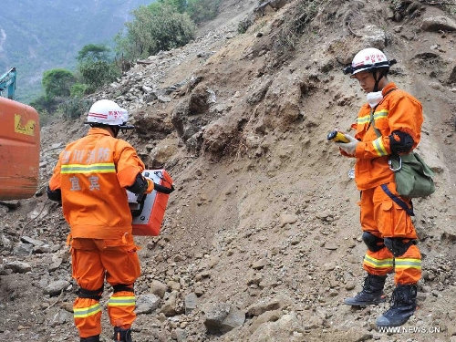 Rescuers use life detector to search for survivors in the quake-hit town of Muping, Baoxing County in southwest China's Sichuan Province, April 22, 2013. A strong quake jolted the county on the morning of April 20. Rescuers in disaster areas are trying their best to grasp the 