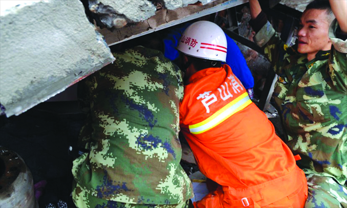 Fire fighters successfully rescue a pregnant woman and a little girl in Lushan county on Saturday. Photo: IC