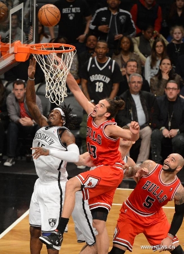 Chicago Bulls' Joakim Noah (Top) shoots during Game 7 of the NBA Eastern Conference Quarterfinals basketball playoff series against Brooklyn Nets in New York, the United States, May 4, 2013. Bulls won 99-93 Saturday to reach the second round with 4-3 in the first-round series. (Xinhua/Wang Lei) 