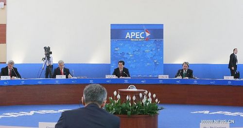 Chinese President Hu Jintao (C) attends the 20th APEC Economic Leaders' Meeting in Vladivostok, east Russia, September 8, 2012. Photo: Xinhua
