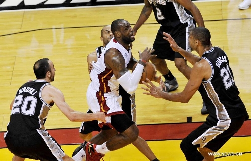 LeBron James (C) of Miami Heat goes up to the basket during Game 6 of the NBA Finals against San Antonio Spurs in Miami, the United States, June 18, 2013. Miami won 103-100. (Xinhua/Fang Zhe) 