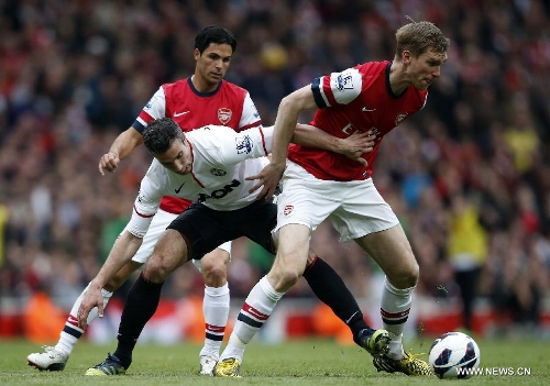 Robin van Persie(L) of Manchester United vies with Per Mertesacker of Arsenal during the Barclays Premier League match between Arsenal and Manchester United at the Emirates Stadium in London, Britain on April 28, 2013. The match ended with a 1-1 draw. (Xinhua/Wang Lili) 