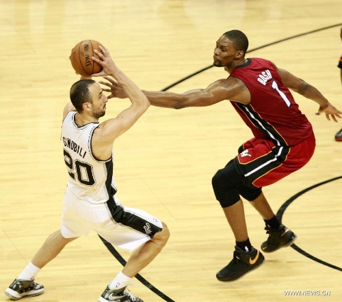 San Antonio Spurs Manu Ginobili (L) competes during the Game 3 of the 2013 NBA Finals against Miami Heat in San Antonio, Texas, the United States, June 11, 2013. San Antonio Spurs won 113-77. (Xinhua/Song Qiong)