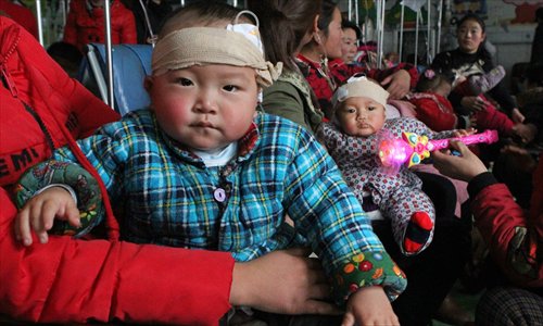 A hospital in Ganyu, Jiangsu Province is crowded with children with respiratory diseases on Thursday. The heavy smog is expected to plague East China till this weekend. Photo: CFP