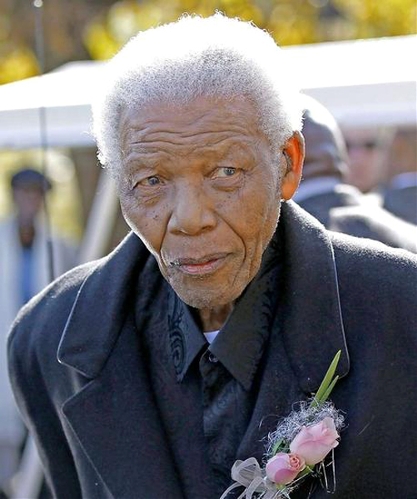 . 　　Former South African President Nelson Mandela attends the funeral of his great-granddaughter who was killed in car crash last week. (Photo source: news.cn)