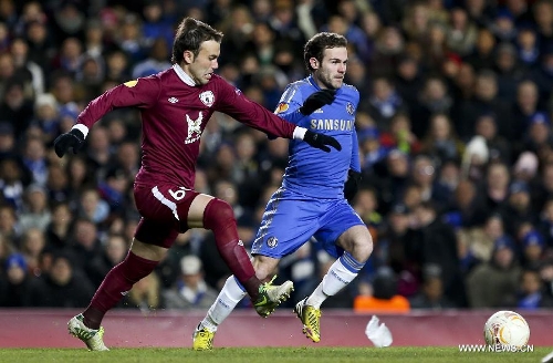 Chelsea's Juan Mata (R) vies for a ball with a player of Rubin Kazan during their UEFA Europa League quarter-final first leg football match in London, capital of Britain, on April 4, 2013. Chelsea won the match 3-1. (Xinhua/Tang Shi) 