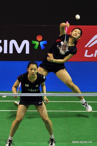 Misaki Matsutomo (front) and Ayaka Takahashi of Japan return the shuttlecock during their women's doubles finals against Zhao Yunlei and Tian Qing of China in the Singapore Open badminton tournament in Singapore, June 23, 2013. Zhao Yunlei and Tian Qing won 2-0. (Xinhua/Then Chih Wey) 