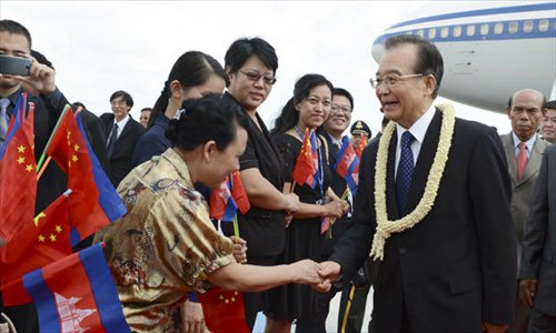 Chinese Premier Wen Jiabao (R, front) is greeted after arriving in Phnom Penh, capital of Cambodia, Nov. 18, 2012, to attend a series of meetings among East Asian leaders held here from Nov. 18 to 21. Photo: Xinhua