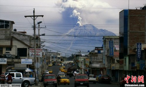 Ecuador's Tungurahua volcano spews large clouds of gas and ash near Banos, south of Quito, December 17, 2012. (Photo Source: chinanews.com)
