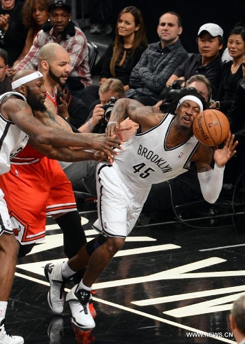 Brooklyn Nets' Gerald Wallace (R) saves the ball during Game 7 of the NBA Eastern Conference Quarterfinals basketball playoff series against Chicago Bulls in New York, the United States, May 4, 2013. Bulls won 99-93 Saturday to reach the second round with 4-3 in the first-round series. (Xinhua/Wang Lei) 