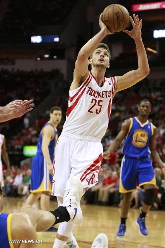 Chandler Parsons (R) of Houston Rockets goes to the basket during the NBA game against Golden State Warriors in Houston, the United States, on March 17, 2013. (Xinhua/Song Qiong) 