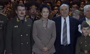 Peng poses for photos with performers of the Alexandrov Song And Dance Ensemble of the Soviet Army on March 23. Photo: ifeng.com