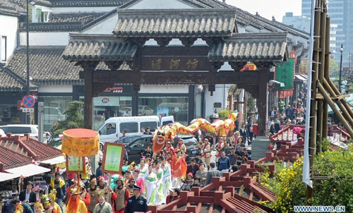 File photo taken on April 6, 2012 shows the now collapsed decorated archway in Hefang Street, a busy commercial area and tourism destination in Hangzhou, capital of east China's Zhejiang Province. Two people were killed and several others injured after the decorated archway, or pailou, suddenly toppled down on the morning of Aug. 12, 2012 in Hangzhou. Photo: Xinhua