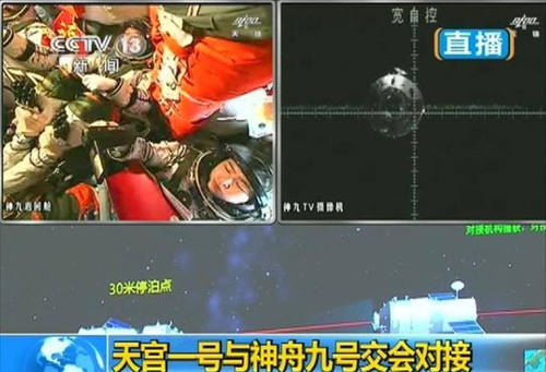 TV grab taken on June 18, 2012 shows Shenzhou-9 manned spacecraft conducting an automatic docking with the orbiting Tiangong-1 lab module. Photo: xinhua