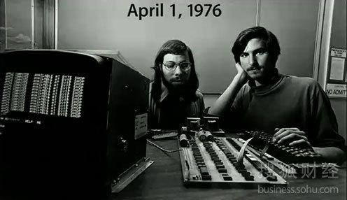 Steve Jobs (R) and Steve Wozniak (L) in 1976. Photo: sohu.com
