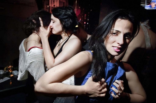The photo taken by Photographer Dina Litovsky shows the most exciting party queen in New York's nightlife. (Source: huanqiu.com)