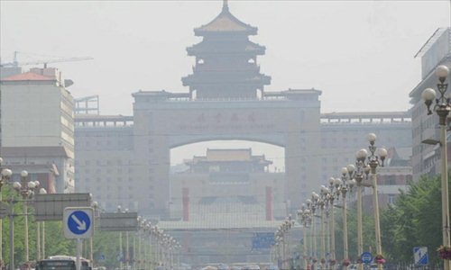 Photo taken on May 6, 2013 shows the smog-shrouded Beijing West Railway Station in Beijing, capital of China. Air pollution monitors in Beijing showed that the density of PM2.5 in some areas hit 400 micrograms per cubic meter early on Monday, well above national and international standards. Photo: Xinhua