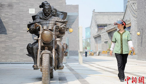 A set of stylish terracotta warrior statues was unveiled in Xi'an, northwest China's Shaanxi Province, on July 6, 2012. Photo: chinanews.com
