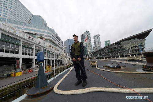 Leading Seaman Joel Vandervies stands guard on the deck of the Royal Canadian Navy destroyer HMCS Algonquin during a media presentation in Vancouver, Canada, on April 26, 2013. Approximately 1,000 Canadian and American sailors are in Vancouver to meet members of the public and media to bring the Navy to the Canadians. (Xinhua/Sergei Bachlakov) 