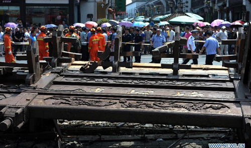 Photo taken on Aug. 12, 2012 shows the scene of a decorated archway toppling accident in Hefang Street, a busy commercial area and tourism destination in Hangzhou, capital of east China's Zhejiang Province. Two people were killed and several others injured after a decorated archway, or pailou, suddenly toppled down Sunday morning in Hangzhou. Photo: Xinhua