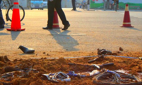 The crushed bike at the scene Photo: CFP