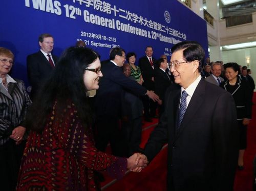 Chinese President Hu Jintao (R, front) shakes hands with an attendee before the opening ceremony of the 12th General Conference and 23rd General Meeting of the Academy of Science for the Developing World (TWAS) in Tianjin, North China, September 18, 2012. Photo: Xinhua