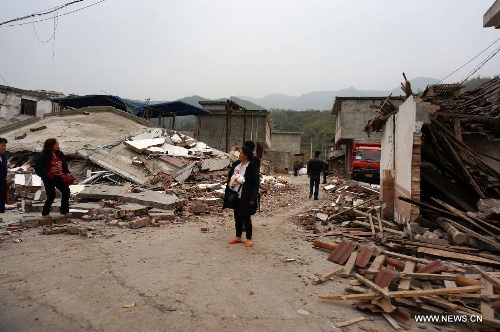 Houses are seriously damaged by the earthquake in Lushan County, southwest China's Sichuan Province, April 21, 2013. A 7.0-magnitude earthquake hitting Lushan County Saturday morning has left 179 people dead till 9:25 Beijing Time (0125 GMT) on April 21, the China Earthquake Administration has announced. (Xinhua/Li Gang)  