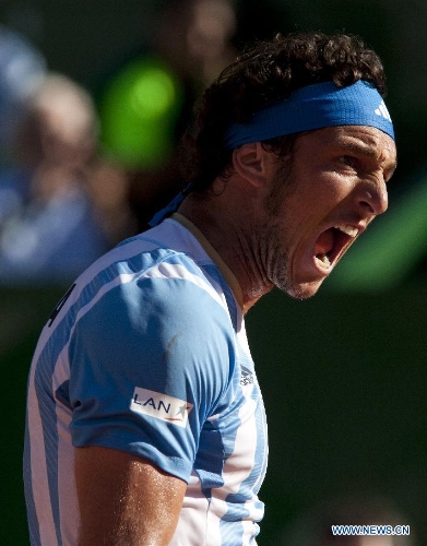 Argentina's Juan Monaco reacts during the Davis Cup's quarter final match against Gilles Simon of France at Mary Teran de Weiss Stadium in Buenos Aires, capital of Argentina, on April 5, 2013. Juan Monaco won the match. (Xinhua/Martin Zabala)  