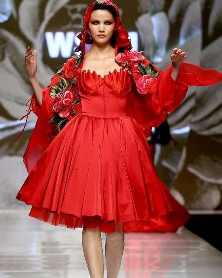 A model presents a creation in the Wei Lai S/S 2013 fashion show during the China Fashion Week held in Beijing, October 27, 2012. The fashion week, which attracted 51 designers from home and abroad, lasts from October 25 to November 3. Photo: Xinhua