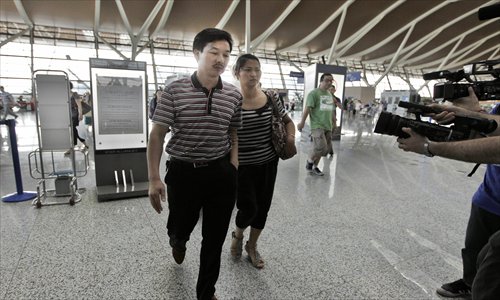 The parents of Wang Linjia, one of the Chinese girls killed in the Asiana accident at San Francisco airport, prepare to board the flight for Seoul Monday afternoon at the Shanghai Pudong International Airport. From Seoul, they will fly eastward to San Francisco. Photo: Yang Hui/GT