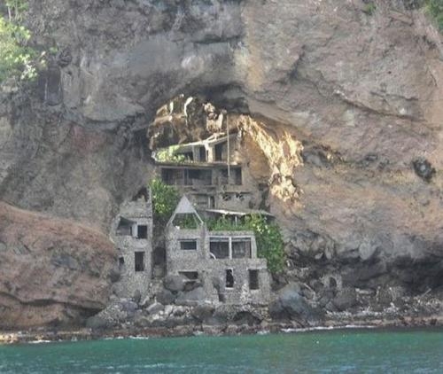 Moonhole, GrenadinesLocated on the island of Bequia (Bek-way) in the Grenadines, Moonhole is an environmentally-friendly private community and nature preserve founded in the sixties. The home is powered by solar electricity, rainwater and propane tanks, and is thus comfortable in all seasons. (Source: China.org.cn)