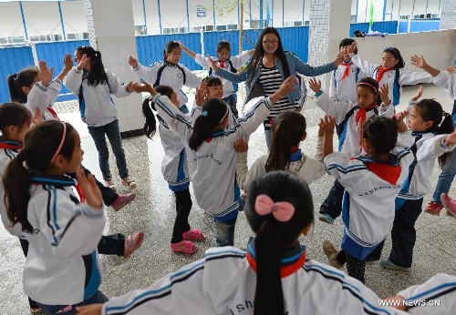 Students of the central primary school of Shangli Town take part in an after-school activity in a makeshift classroom in Shangli, Lushan County, southwest China's Sichuan Province, May 16, 2013. The schoolhouses of the Shangli Town Center School were destroyed in the 7.0-magnitude earthquake taken place in Lushan on April 20, leaving more than 1, 200 students to have classes in newly built prefab houses. (Xinhua/Liu Xiao)&nbsp; 