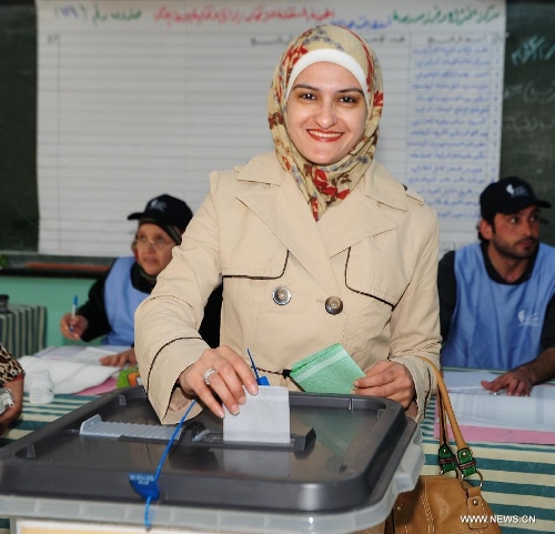 A woman casts her ballot at a school used as polling station in Amman, Jordan, on Jan. 23, 2013. Jordanians started casting their ballots on Wednesday morning to elect the 17th lower house of parliament. (Xinhua/Cheng Chunxiang) 