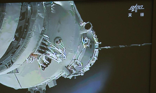 Photo taken on June 18, 2012 shows the screen at the Beijing Aerospace Control Center showing Shenzhou-9 manned spacecraft conducting an automatic docking with the orbiting Tiangong-1 space lab module. Photo: xinhua