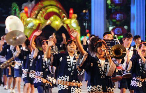 A group of Japanese musicians perform in the parade. Photos: CFP