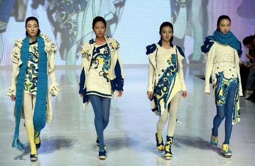 Model present creations designed by Lu Na, a student of the College of Fine Art of Fujian Normal University, during a contest of New Designers Award in Beijing, capital of China, April 28, 2013. (Xinhua/Li Mingfang)&nbsp;