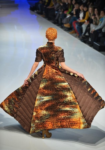 &nbsp;A model shows a creation during the BOSIDENG Down Wear Collection show of the 2013 China Fashion Week in Beijing, capital of China, March 26, 2013. (Xinhua/Li Xin) 