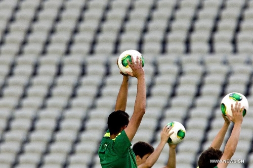 Brazil's players attend a training session at the Castelao Stadium, in Fortaleza, Brazil, on June 18, 2013. Brazil will face Mexico on Wednesday, in its second match during the the FIFA Confederations Cup Brazil 2013. (Xinhua/Guillermo Arias) 