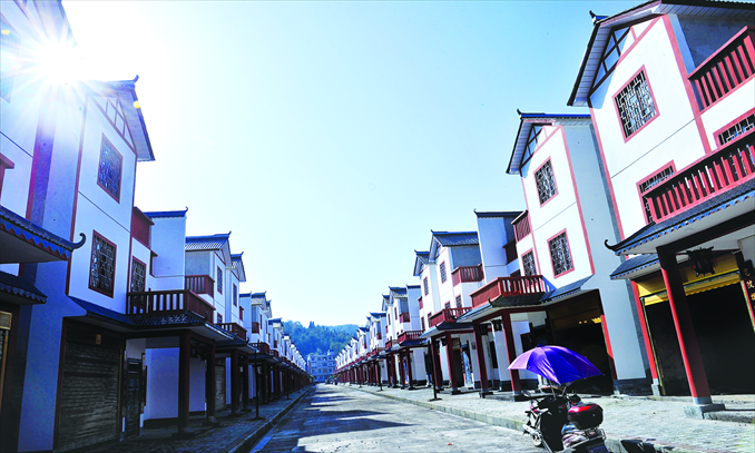 A total of 105 rural households in Xuan'en county, Hubei Province, move into collective villas jointly built by the farmers themselves and the local government on Novermber 17, 2012. Photo: CFP