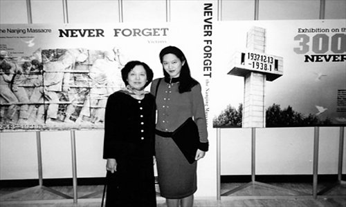 Iris Chang (right) poses for a photo with her monther Ying-Ying Chang.