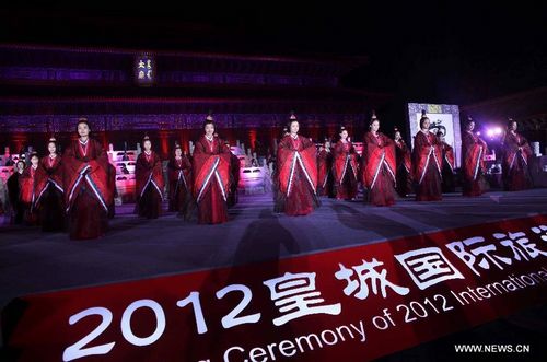 Performers give a show at the opening ceremony of the 2012 International Tourism Festival of Imperial Palace in Beijing, capital of China, June 26, 2012. Photo: Xinhua
